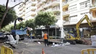 Emaya abre un socavón en la calle Ramón y Cajal para reparar la tubería