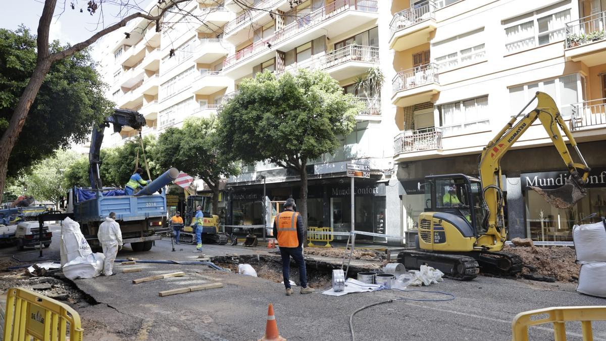 La rotura de una tubería inunda la calle Ramón y Cajal, en imágenes