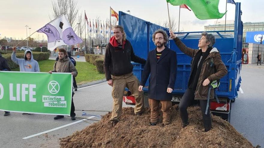 Activistes d&#039;Extinction Rebellion, multats per tirar excrements de cavall perquè: &quot;Ens anem a la merda&quot;