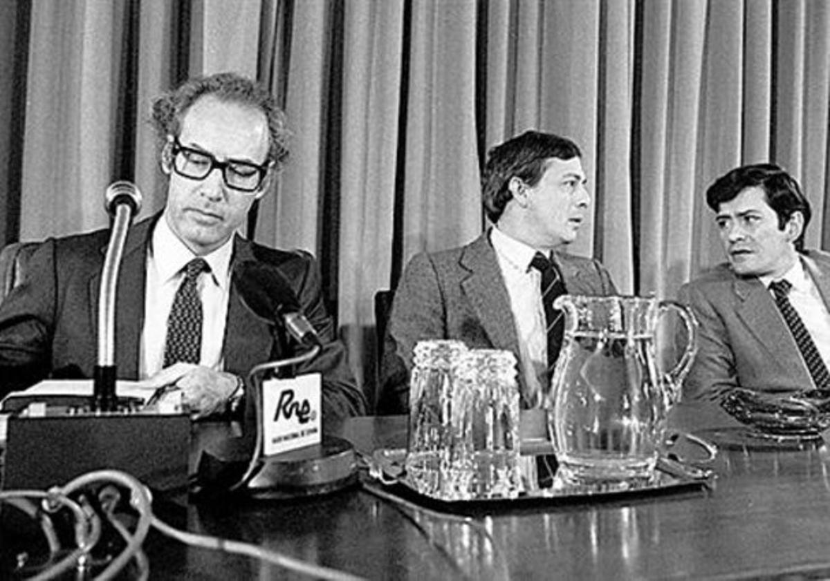 EL ’CAS RUMASA’ 3 Boyer (a dalt) explica l’expropiació de Rumasa el 1983. A sota, dues seqüències de l’agressió de Ruiz-Mateos al ministre el 1989.