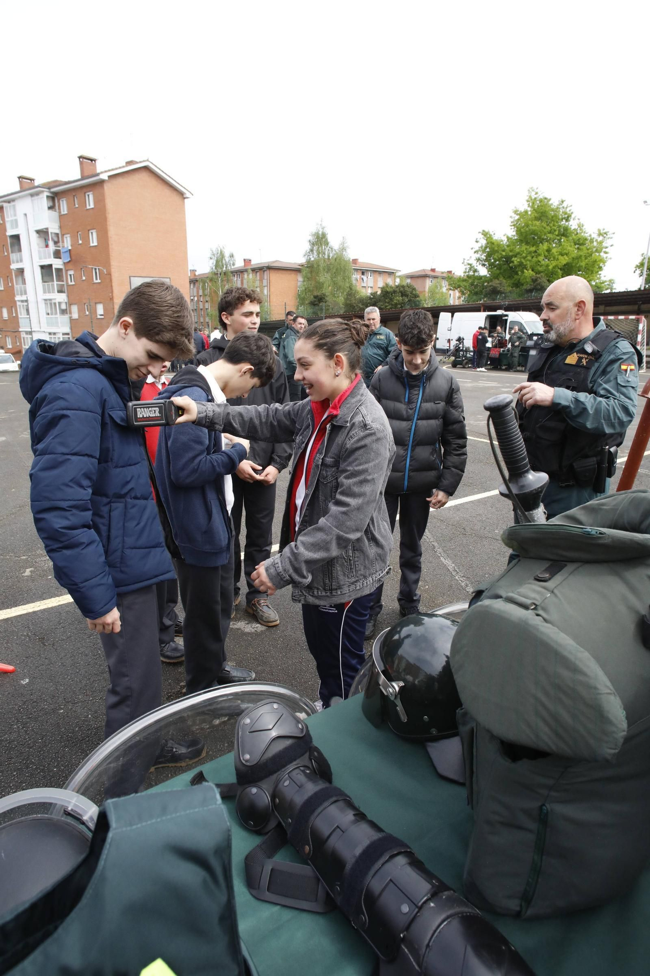 En imágenes: Los alumnos del Corazón de María de Gijón conocen cómo funciona cada unidad de la Guardia Civil