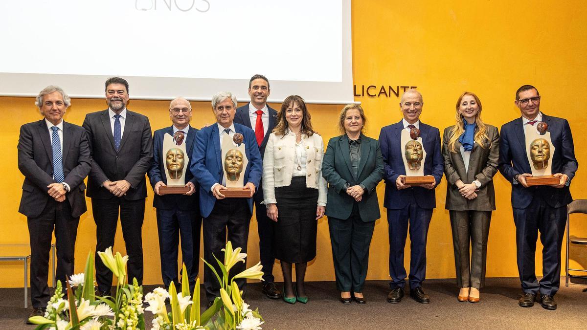 De izquierda a derecha: Raúl Mérida,  Luis Barcala, Juan Martínez Mojica,  Juan José Badiola,  Gonzalo Moreno del Val,  María Magdalena Martínez, Mari Àngels Ramón-Llin, Hermann Schwarz, Mariola Penadés, y Jorge Olcina.
