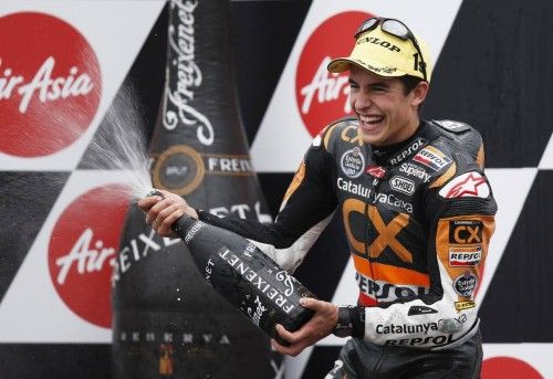 Marc Márquez celebra con champán su victoria