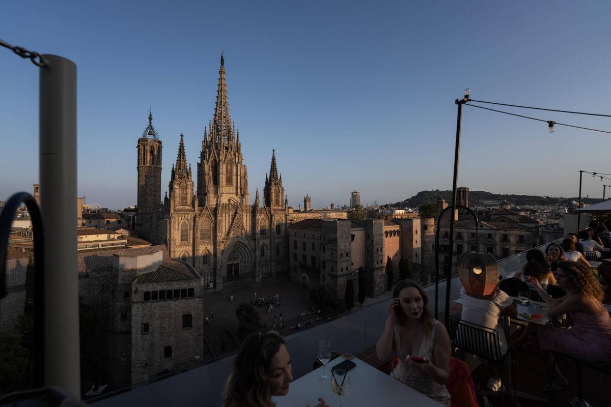 BARCELONA 18/06/2025 Barcelona. Rooftop del enovado hotel Lamaro Hotel Barcelona del barrio gotic. FOTO de ZOWY VOETEN