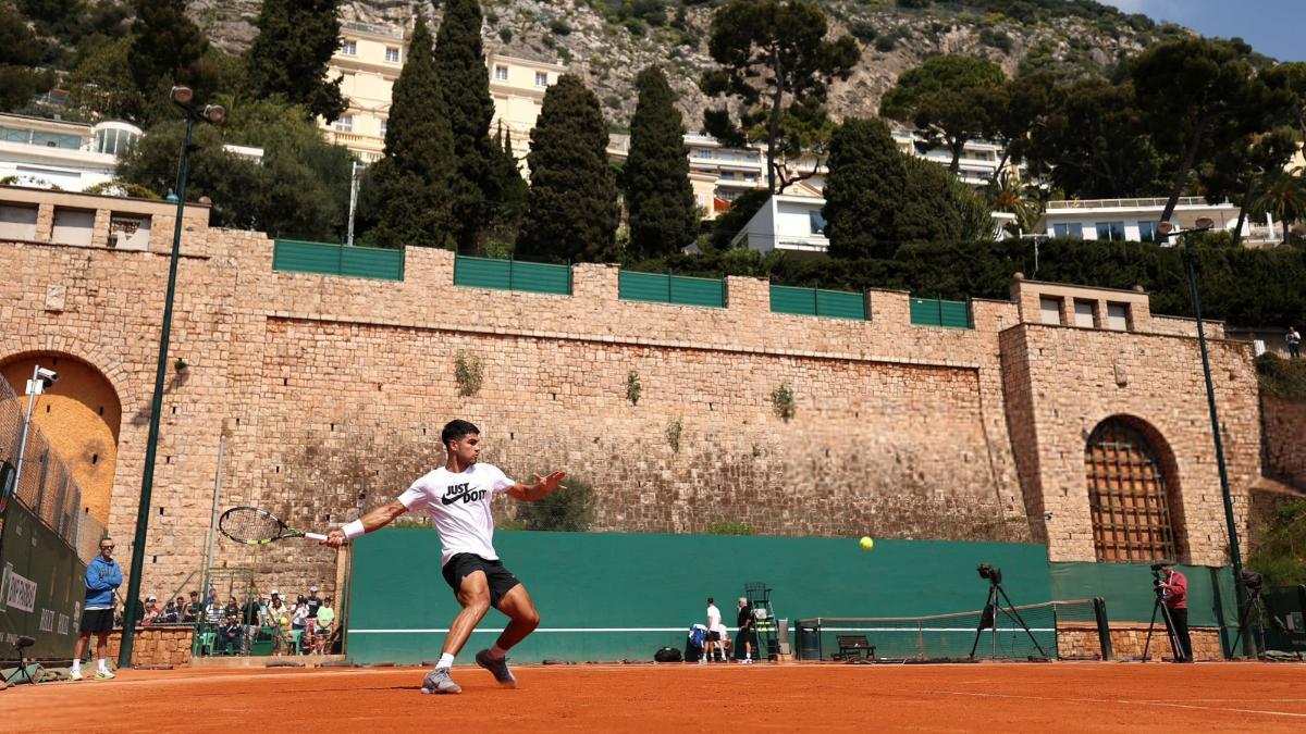 Alcaraz se entrena en Montecarlo.