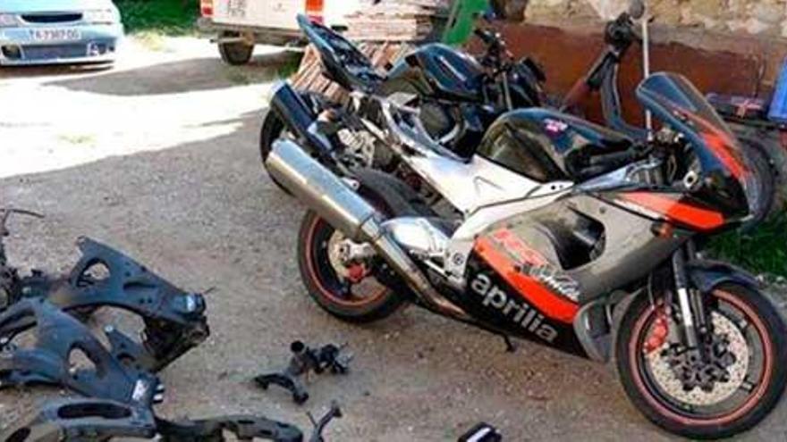 Fotografía facilitada por la Policía Nacional de una operación en la que cuatro miembros de una misma familia, uno de ellos menor de edad, han sido detenidos en Elda (Alicante) por, presuntamente, dedicarse a robar motocicletas de gran cilindrada para desguazarlas antes venderlas por piezas en el mercado negro.