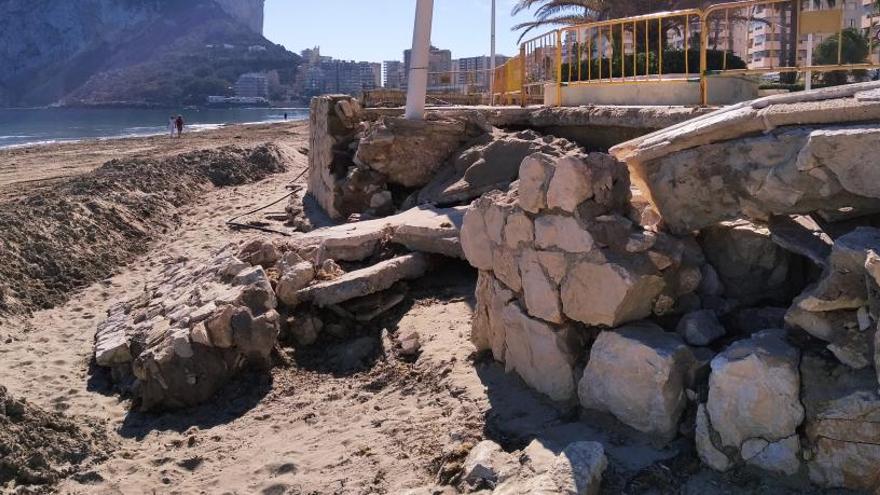 El paseo marítimo de la playa de la Fossa ha quedado resquebrajado.