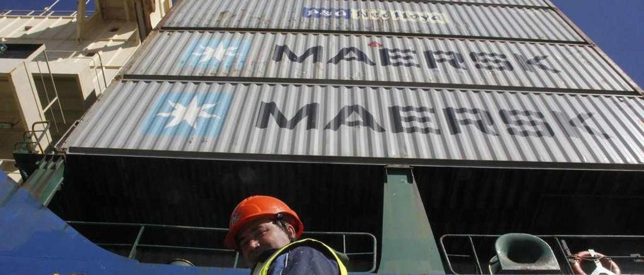 Descarga de contenedores de un buque de Maersk en la terminal de Marín. // S.A.