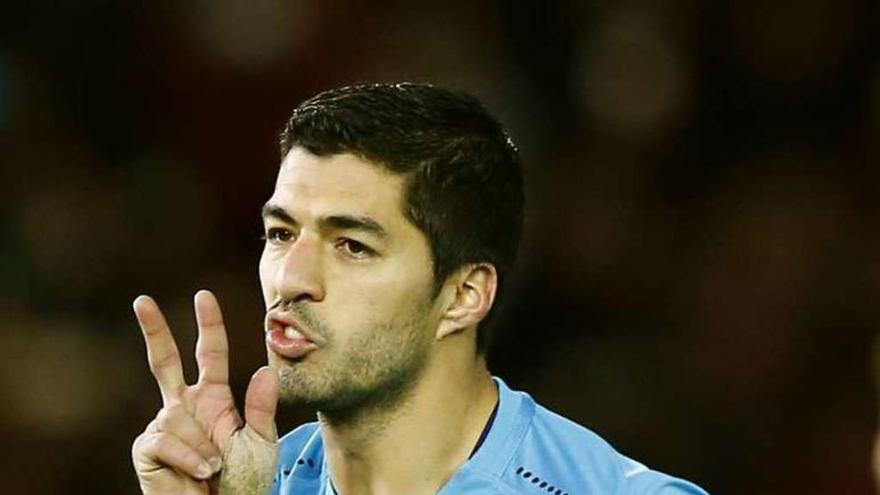 Luis Suárez celebra su tercer gol, ayer ante el Guangzhou. // T. Peter