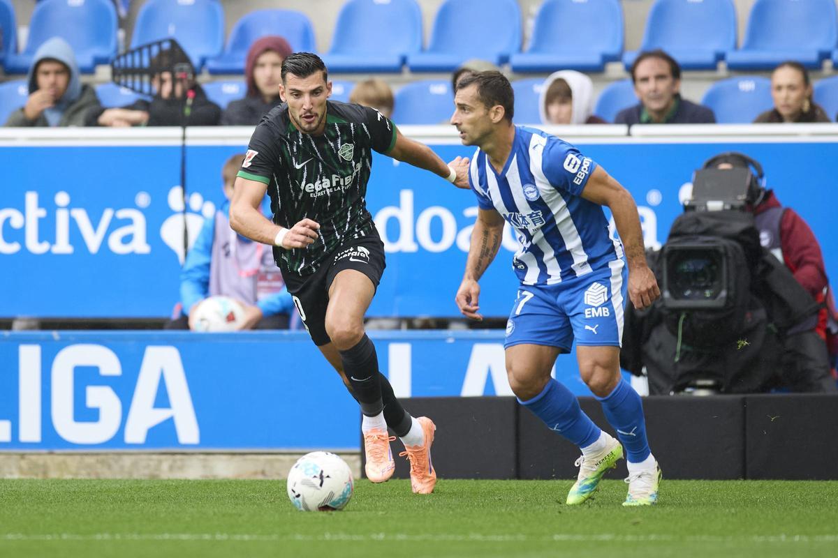 Rafa Mir presiona a Otto durante el Alavés-Elche para tratar de robarle el balón