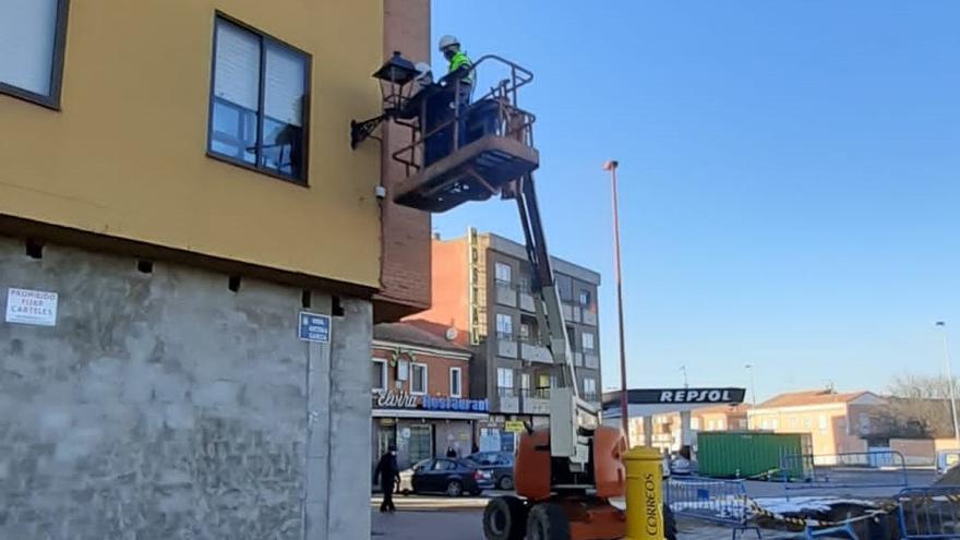 Operarios proceden al cambio de luminarias del alumbrado público