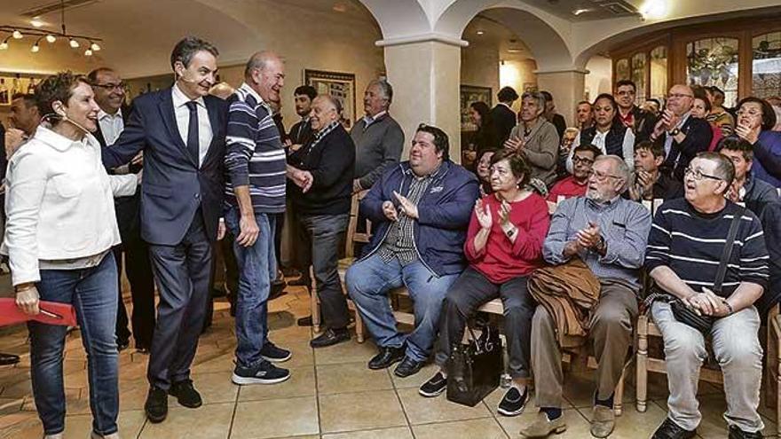 Zapatero y Calvo, a su llegada al acto de apoyo a Díaz.