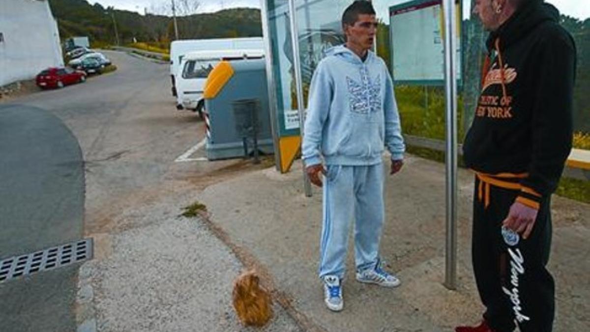 Espera  Dos jóvenes, en la parada de autobús de la calle de Lliçà, en Torre Baró, ayer.