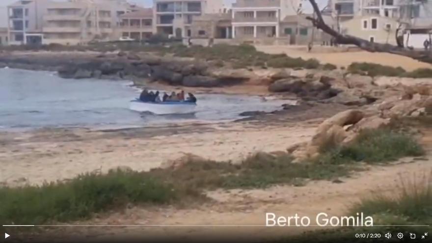 Ankunft von Migrantenboot an der Südküste von Mallorca gefilmt