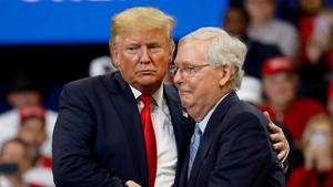 El líder republicano del Senado Mitch McConnell con el presidente Donald Trump en un mitin en 2019.