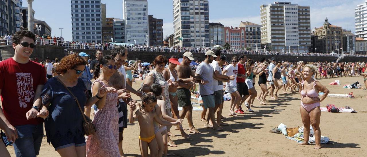 La danza prima de las fiestas de Begoña, en Gijón