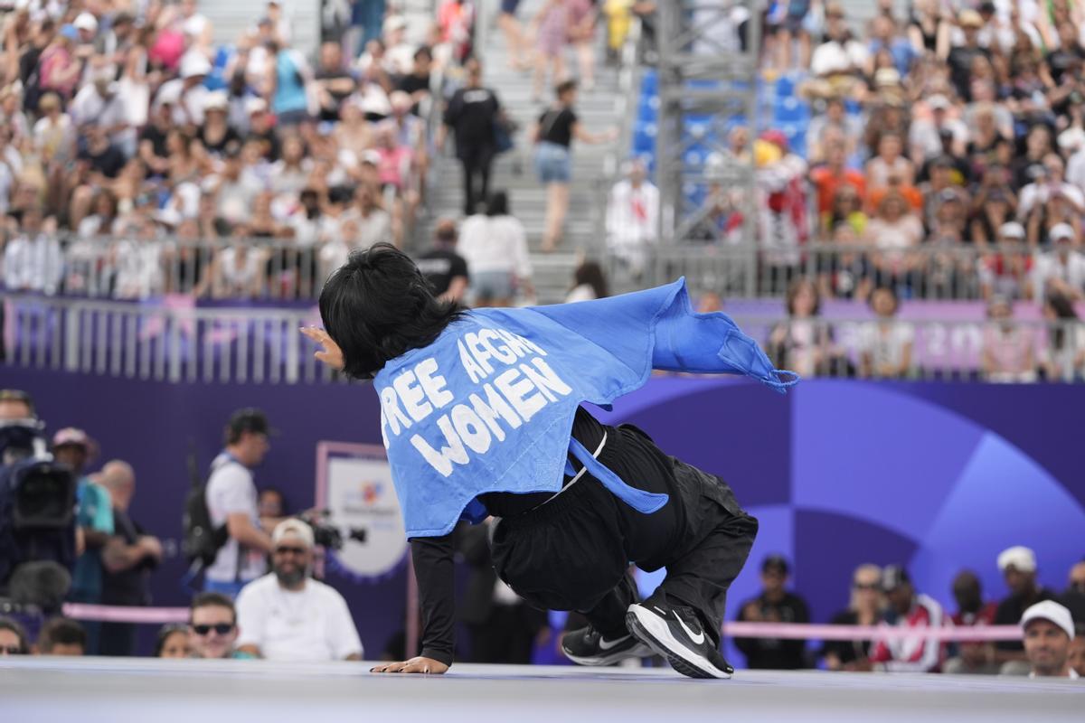 La 'breaker' refugiada Manizha Talash, durante los JJOO de París 2024.