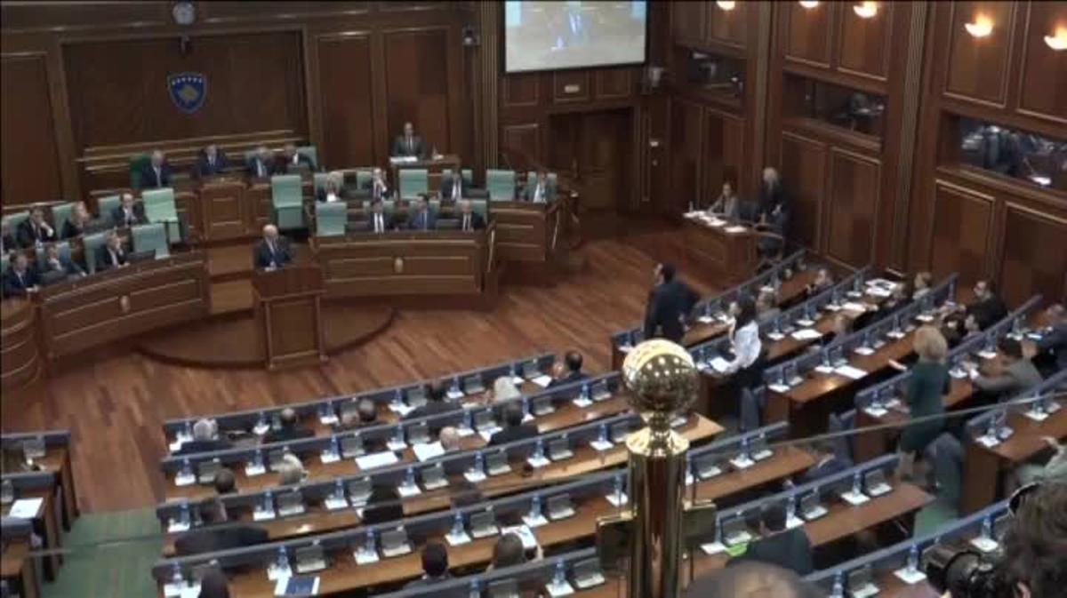 L’oposició llança ous contra el primer ministre de Kosovo al Parlament.