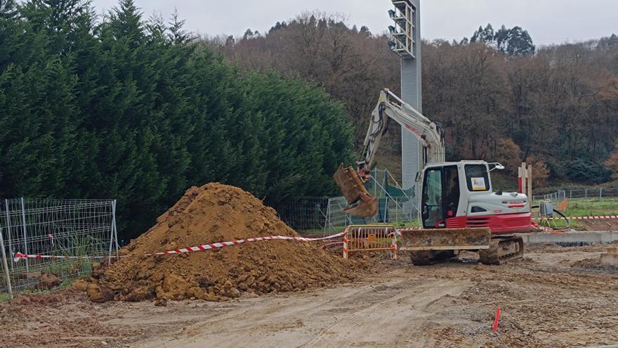 Contratiempo para el nuevo punto limpio de la Pola: una línea eléctrica soterrada demora las obras