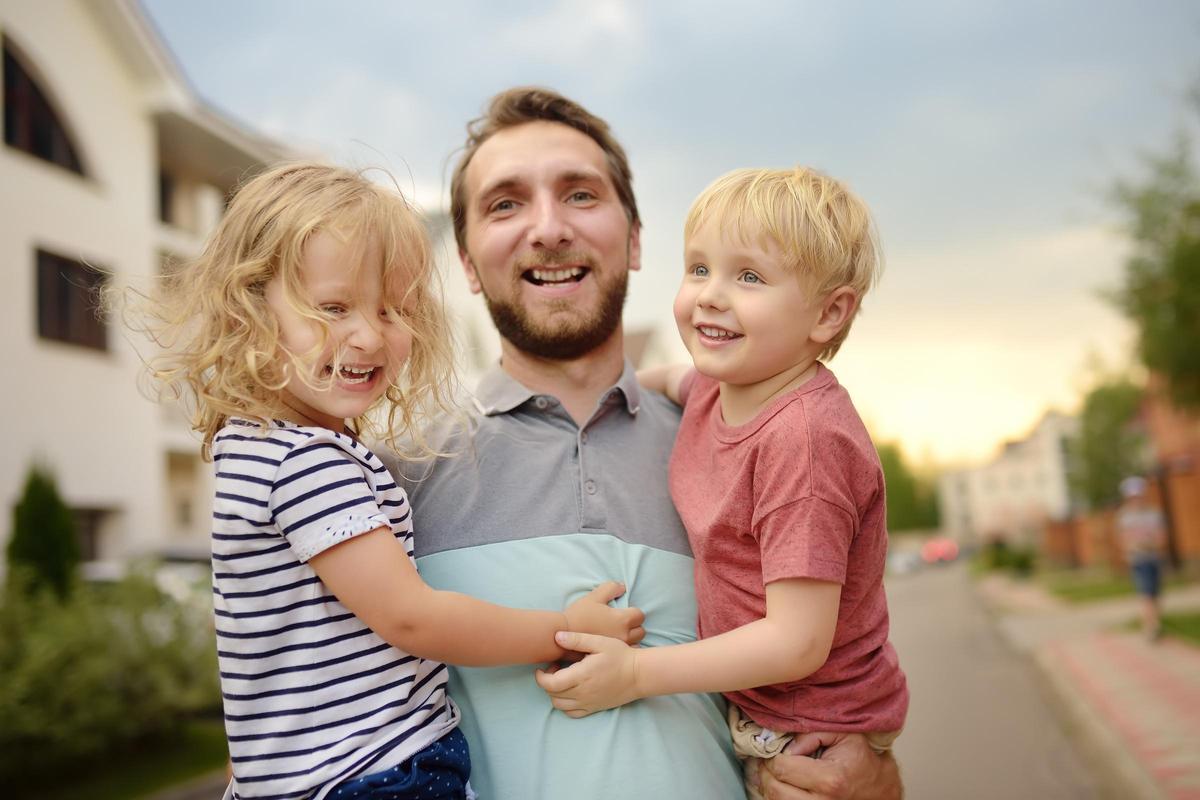 Un hombre con dos hijos.