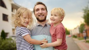 Las 5 preguntas que el psicólogo Álvaro Bilbao recomienda que hagas a tu hijo antes de que sea tarde