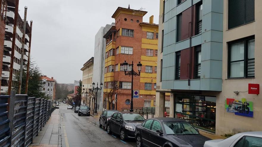 Vista de la calle Martínez Vigil, donde reside la pareja del &quot;violador del estilete&quot;.