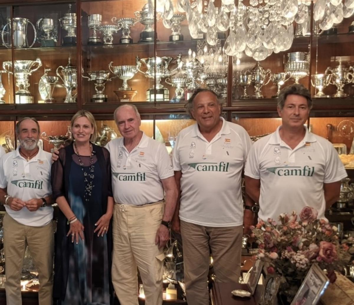 Parte de la tripulación, junto a Ainoha Arteta.