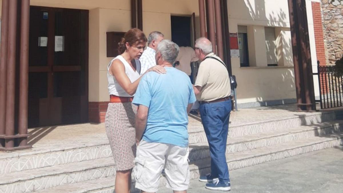 Vecinos afectados charlan con la delegada territorial a las puertas de la oficina de Ferreras de Abajo. | A. Saavedra