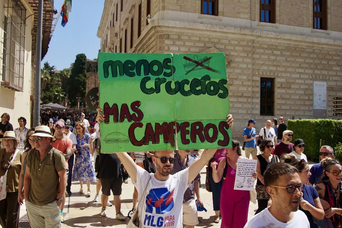 Miles de malagueños recorren las calles del centro de Málaga durante la manifestación del 27J por la vivienda