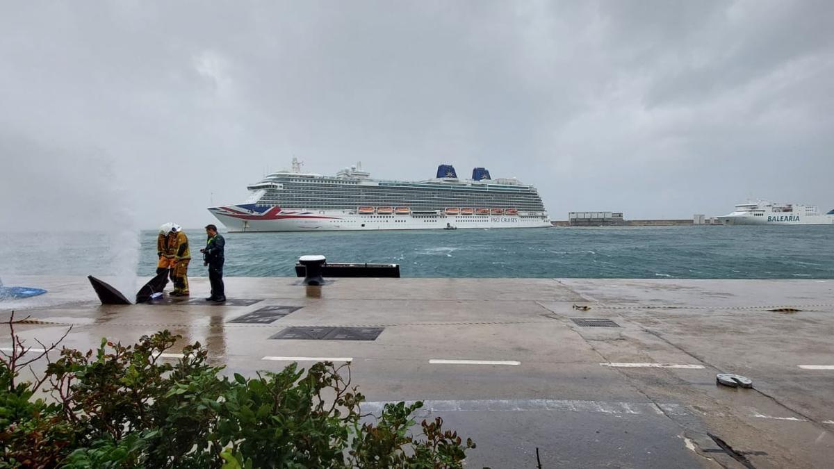 El viento arrastra un crucero en el Puerto de Palma y choca contra un petrolero.