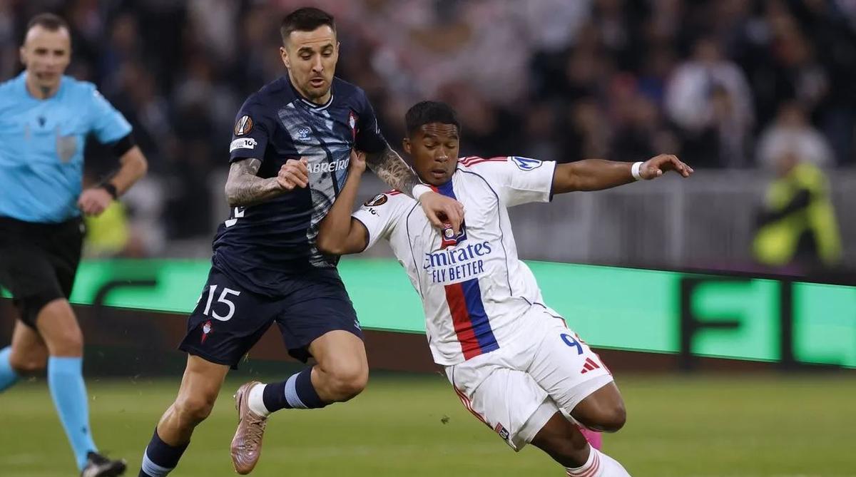 El jugador del Celta Matías Vecino, durante el duelo ante el Olympique de Lyon en el Groupama Stadium, duelo que abandonó lesionado