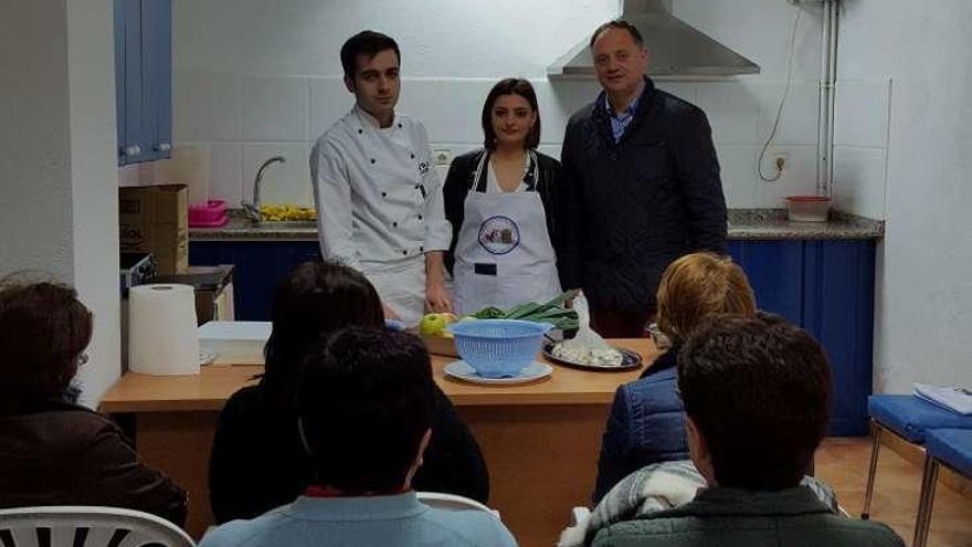 Otero con los cocineros que imparten el curso en Piloño.