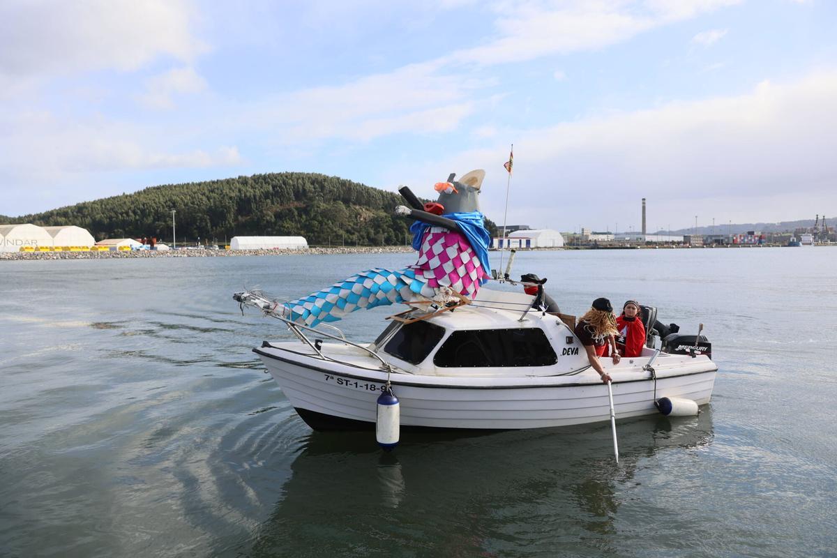 En imágenes: El desembarco de la Sardina abre el Antroxu de Avilés