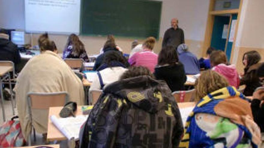 Alumnos de un instituto de Villena con mantas en una imagen reciente