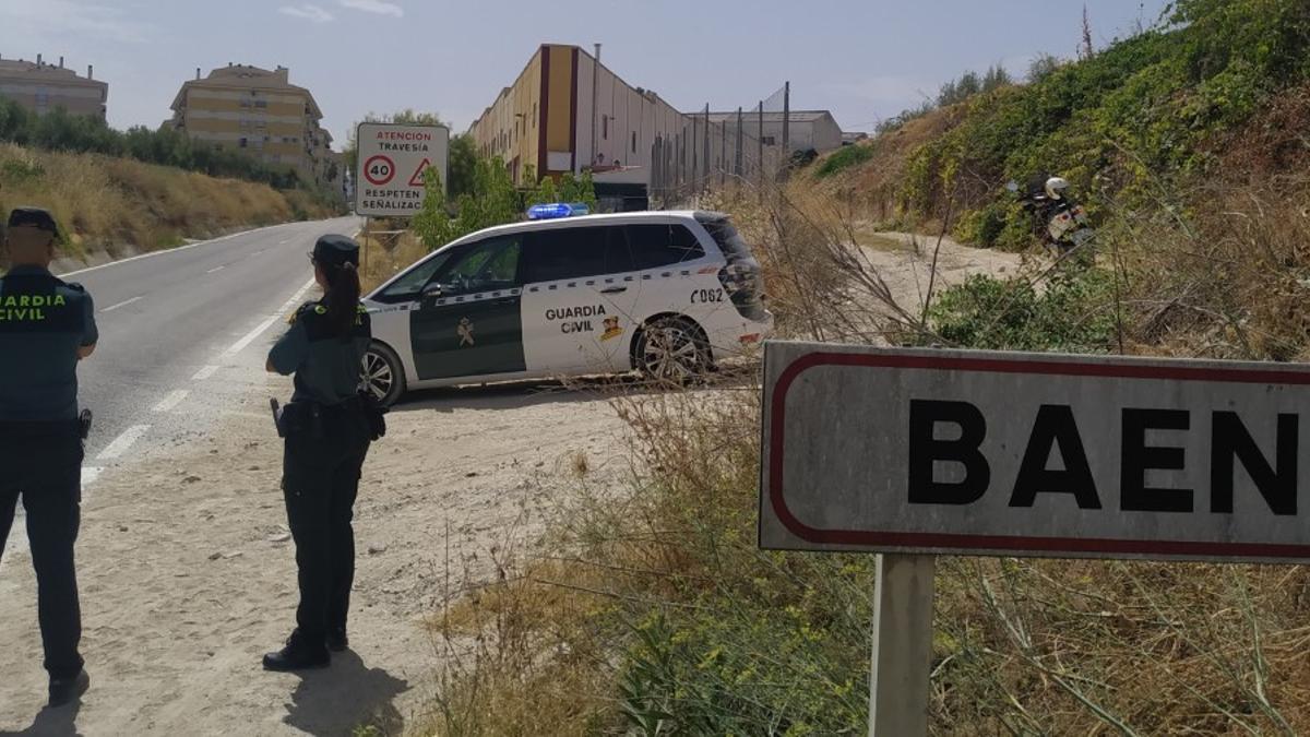 Efectivos de la Guardia Civil en Baena.
