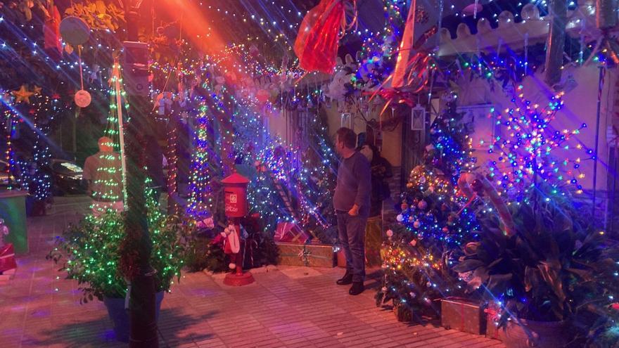 Un vecino de la calle Córdoba observa la decoración que han confeccionado los residentes con sus propias manos.