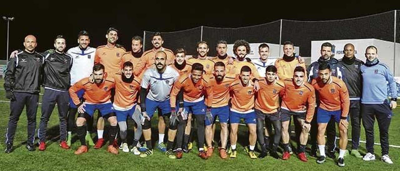 La plantilla del Formentera posa antes de realizar el último entrenamiento antes del partido ante el Alavés.