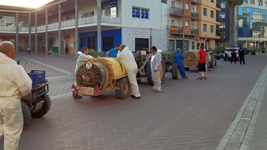 Voluntarios preparados para las tareas de desinfección.