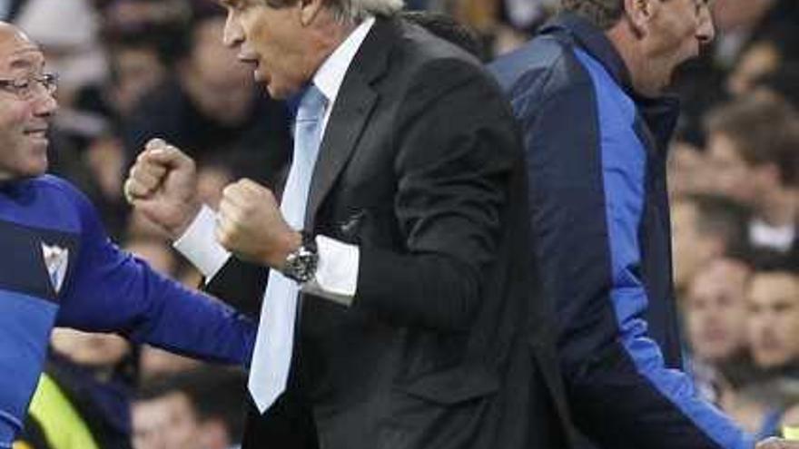 Manuel Pellegrini y Rubén Cousillas celebran el gol de Santi Cazorla.