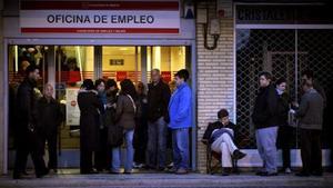 Un grupo de parados hacen cola en una oficina del Inem de Madrid.