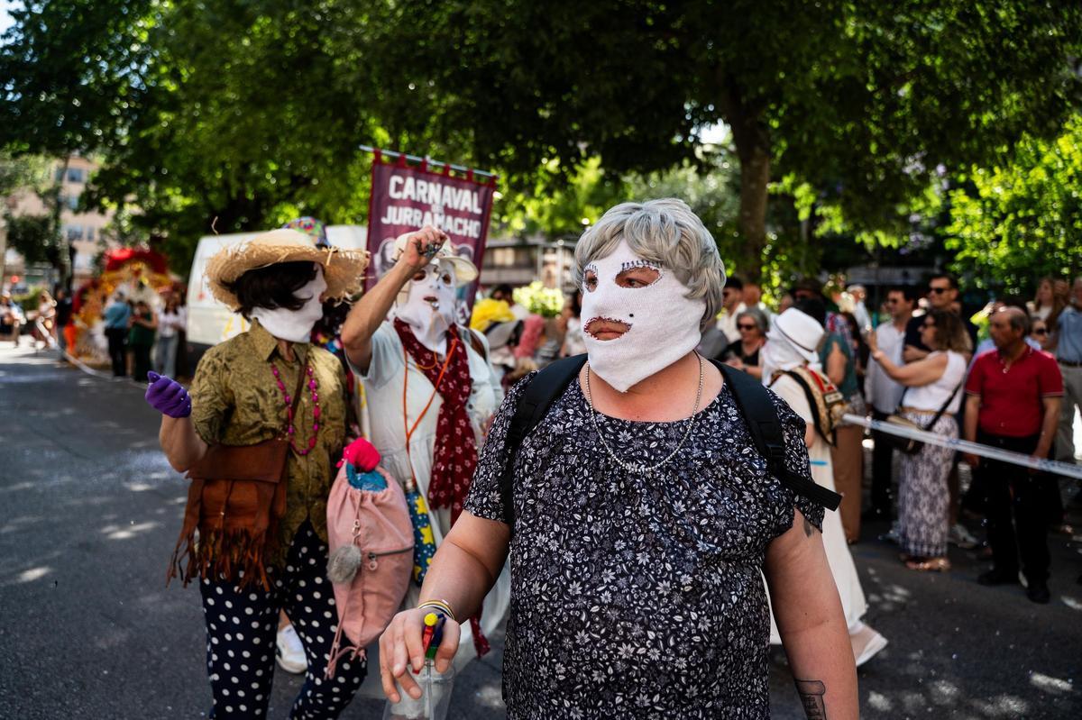 Fotogalería | Las imágenes de Jato: el desfile de los festejos de la provincia de Cáceres llena Cánovas con su colorido flolclórico