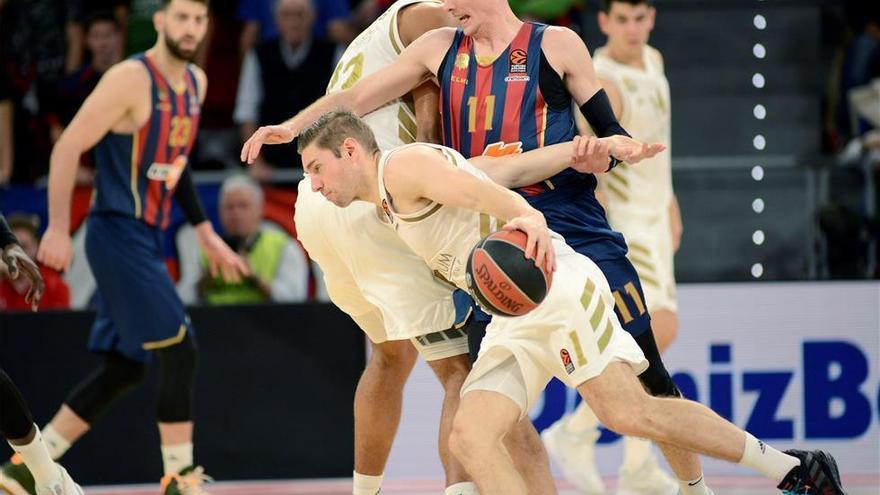 El Real Madrid mantiene el paso firme en Vitoria (55-77)