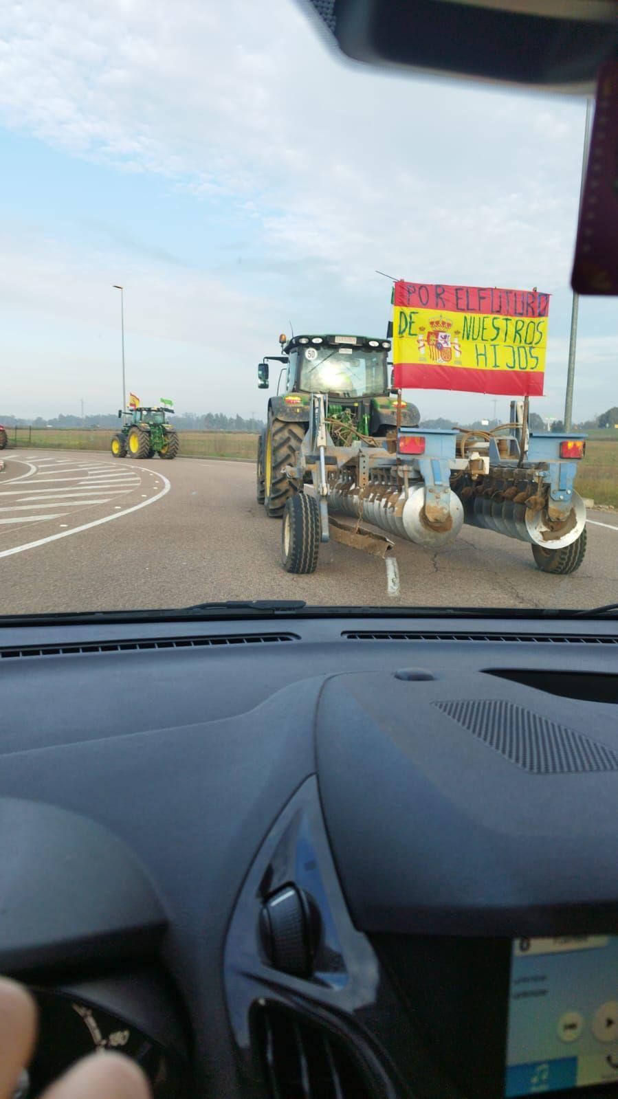 Tractores procedentes de Gévora, Talavera la Real y Villafranco del Guadiana se dirigen por la autopista hasta el centro comercial El Faro.