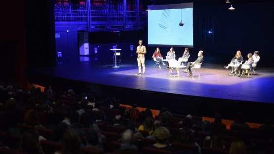 César Brandon, de pie, ayer, en el escenario del Niemeyer.