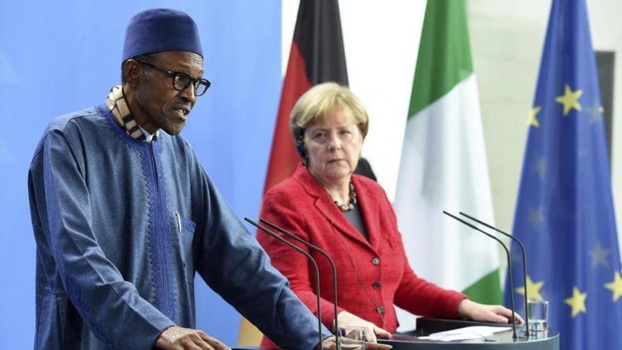 El presidente de Nigeria sorprendió a Merkel al afirmar que el lugar de su mujer es la cocina