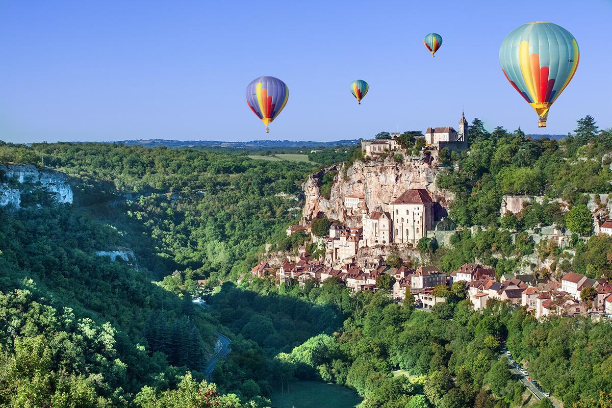 El espectacular pueblo de Rocamadour, suspendido sobre el cañón del Alzou, ofrece vistas únicas que cada verano se llenan de globos aerostáticos