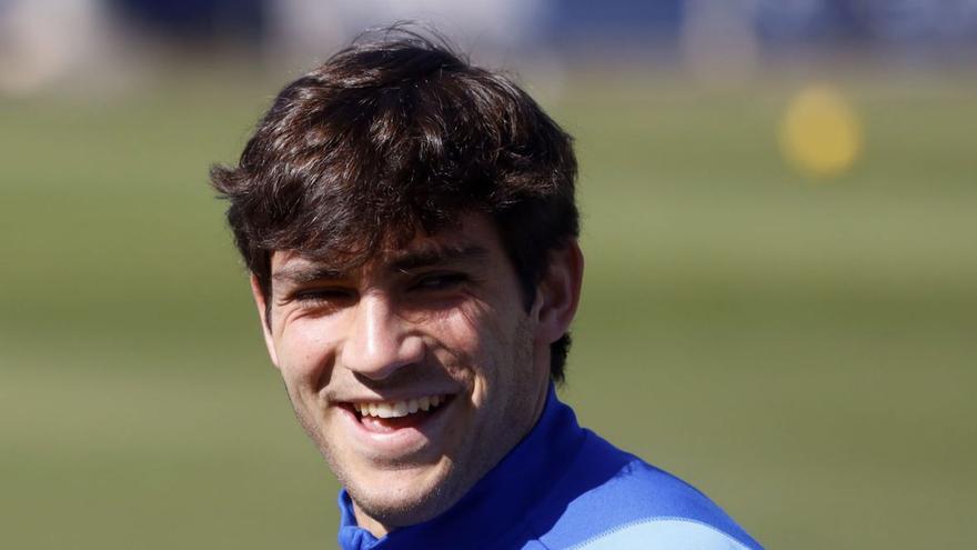 Iván Azón sonríe durante el entrenamiento de ayer.