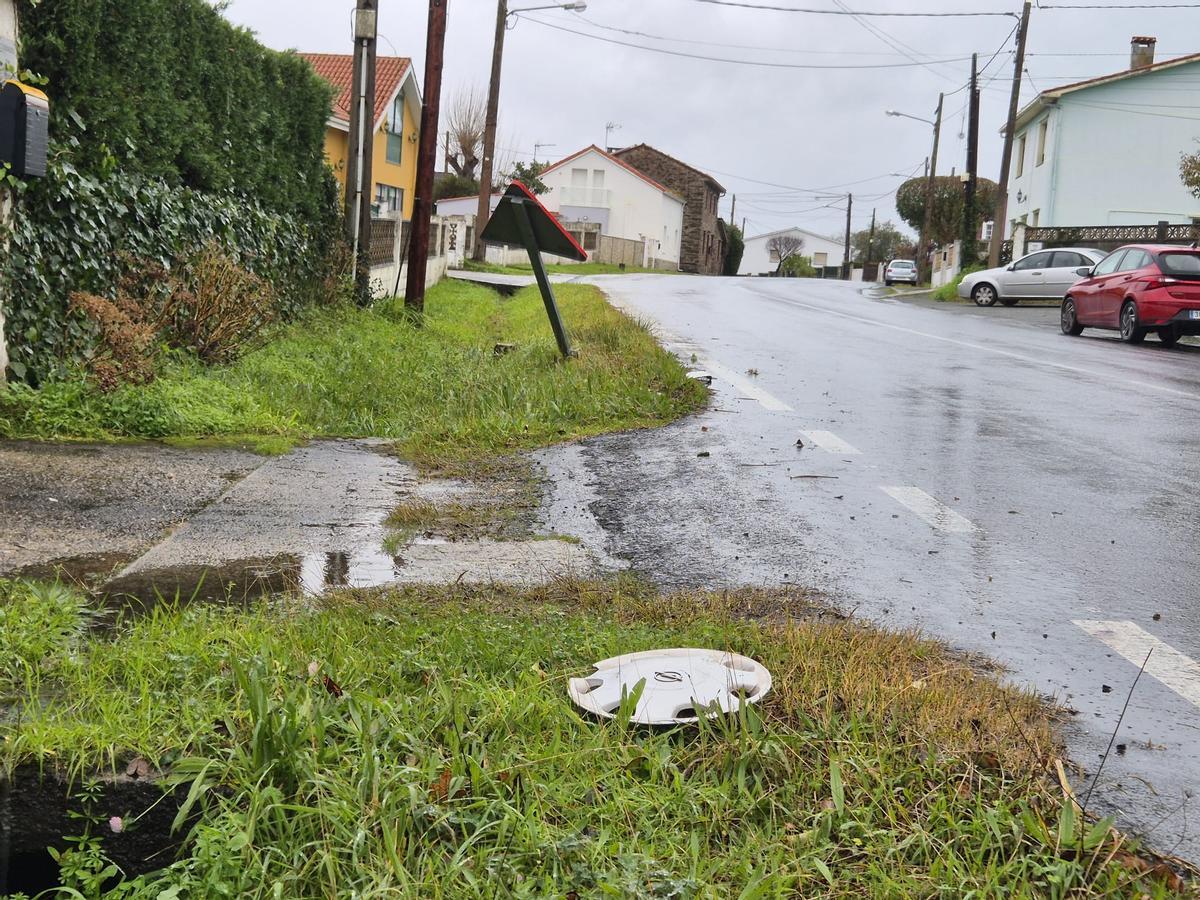 Un tapacubos del coche accidentado en Oleiros, en la carretera entre Mera y Veigue.