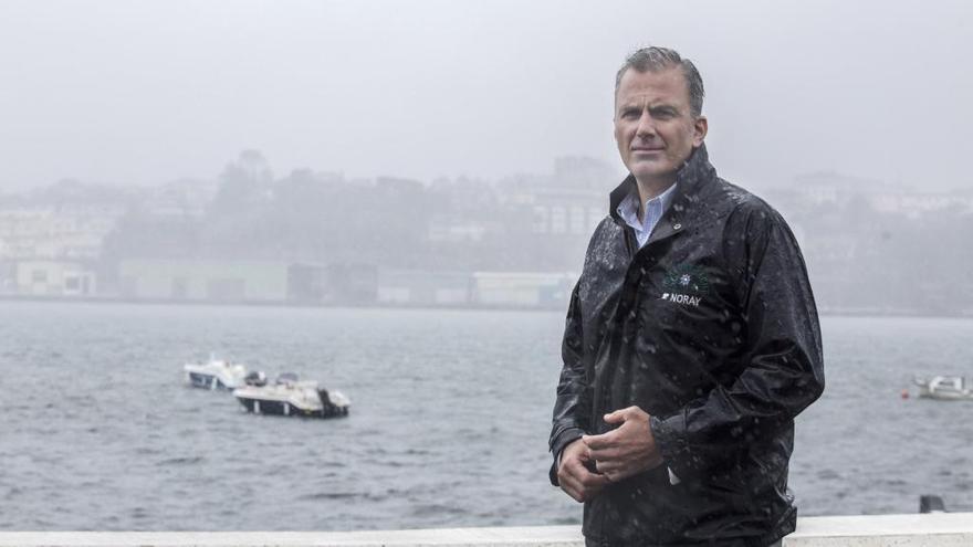 Javier Ortega Smith, bajo la lluvia, en el muelle de Castropol.