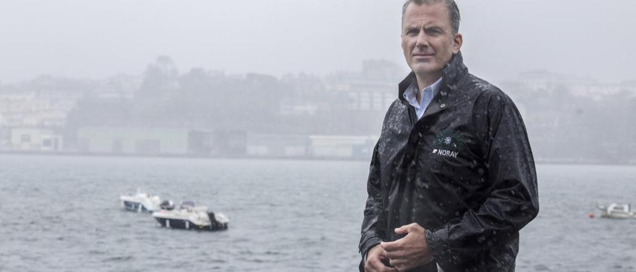 Javier Ortega Smith, bajo la lluvia, en el muelle de Castropol.